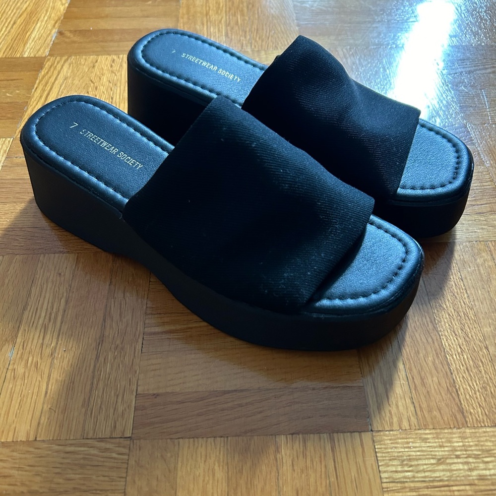 NWOT Urban Planet Women's Black Platform Sandals